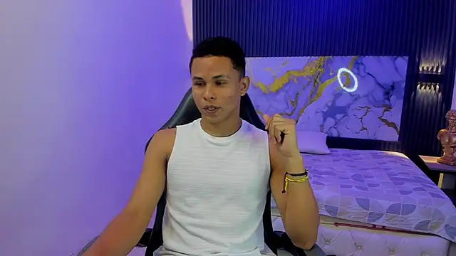 Snapshot of Liams18 chatting on 04/06/26, 02:42 Liams18 online show from 04/06/26, 02:42