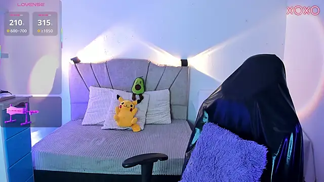 Snapshot of ravencollen chatting on 11/21/25, 01:43 ravencollen online show from 11/21/25, 01:43