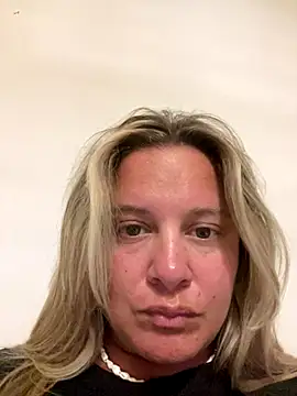 Snapshot of sofiabross chatting on 11/05/25, 04:34 sofiabross online show from 11/05/25, 04:34