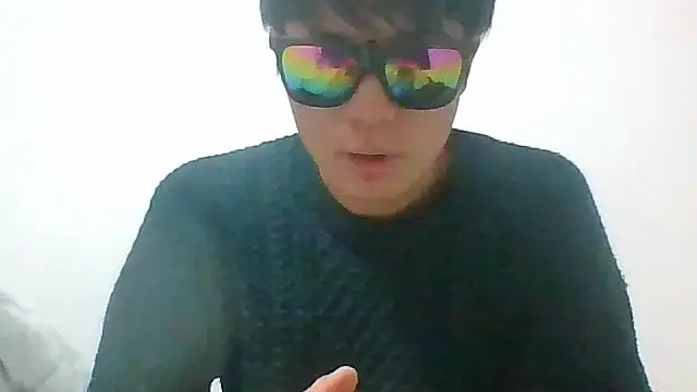 Snapshot of hiroto11058 chatting on 12/14/25, 08:02 hiroto11058 online show from 12/14/25, 08:02