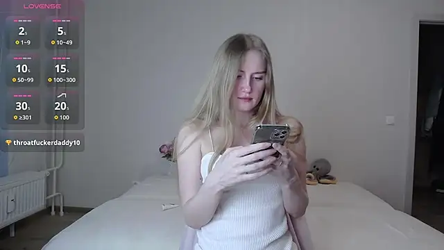 Snapshot of olliebells chatting on 03/05/26, 02:13 olliebells online show from 03/05/26, 02:13