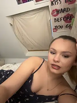 Snapshot of LillieWebb_ chatting on 11/30/25, 04:11 LillieWebb online show from 11/30/25, 04:11