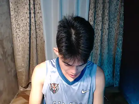 Snapshot of Urhotsilverboy chatting on 02/13/26, 07:54 Urhotsilverboy online show from 02/13/26, 07:54