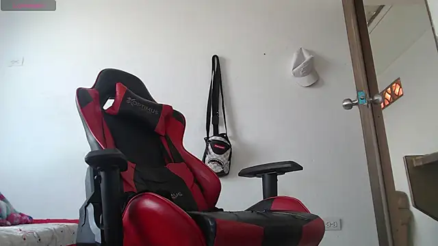 Snapshot of thebesthot chatting on 11/18/25, 02:43 thebesthot online show from 11/18/25, 02:43