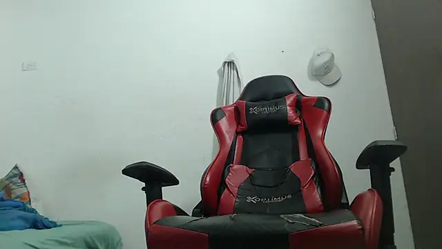 Snapshot of thebesthot chatting on 11/22/25, 05:17 thebesthot online show from 11/22/25, 05:17