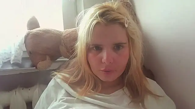 Snapshot of HornyElena chatting on 06/20/26, 04:43 HornyElena online show from 06/20/26, 04:43