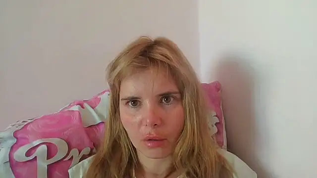 Snapshot of HornyElena chatting on 07/25/26, 02:14 HornyElena online show from 07/25/26, 02:14