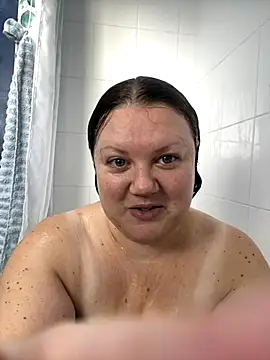 Snapshot of RealWoman84 chatting on 11/17/25, 10:32 RealWoman84 online show from 11/17/25, 10:32