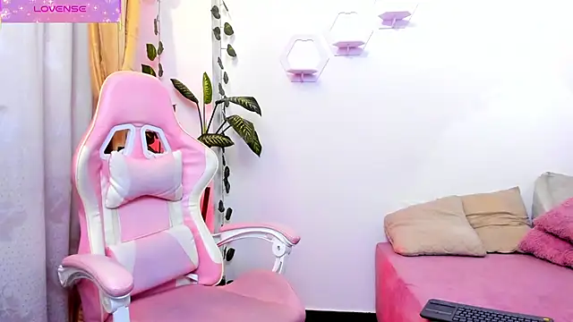 Snapshot of Isabella7__ chatting on 11/10/25, 01:10 Isabella7 online show from 11/10/25, 01:10