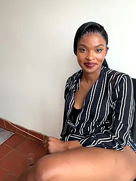 Snapshot of NiaLong21_ chatting on 11/08/25, 03:56 NiaLong21 online show from 11/08/25, 03:56