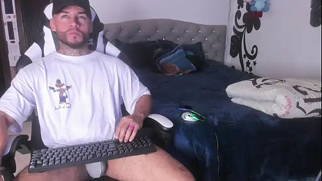 Snapshot of couple-hothot chatting on 11/25/25, 08:31 couple-hothot online show from 11/25/25, 08:31