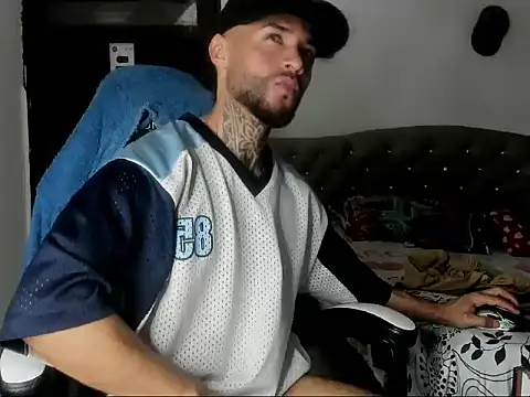 Snapshot of couple-hothot chatting on 12/18/25, 08:37 couple-hothot online show from 12/18/25, 08:37