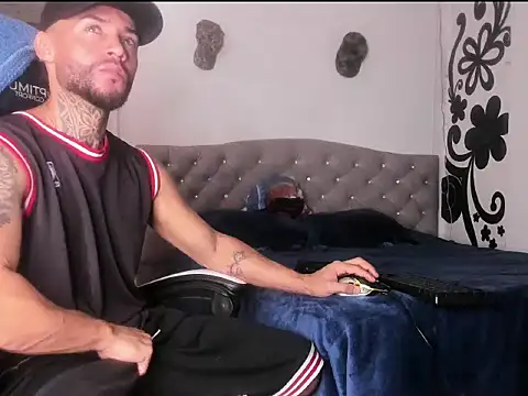 Snapshot of couple-hothot chatting on 12/20/25, 09:11 couple-hothot online show from 12/20/25, 09:11