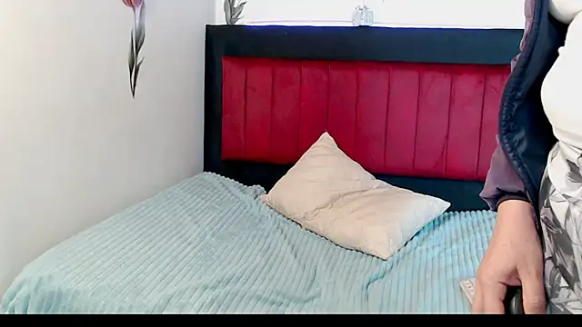 Snapshot of AMARYXS chatting on 12/22/25, 12:57 AMARYXS online show from 12/22/25, 12:57