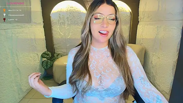 isabella  r online show from 06/11/26, 12:43