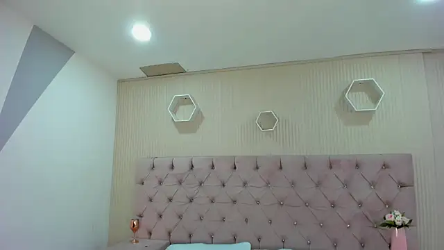 ZarinaWynne online show from 05/18/26, 02:23