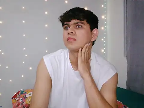 Snapshot of Swetty_diamon chatting on 11/11/25, 04:34 Swetty diamon online show from 11/11/25, 04:34