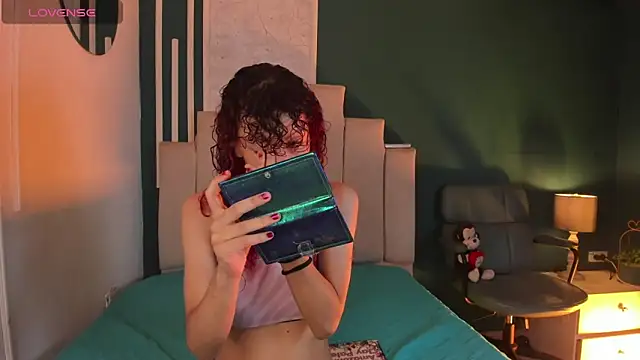 AliceMadnes online show from 11/18/25, 09:19