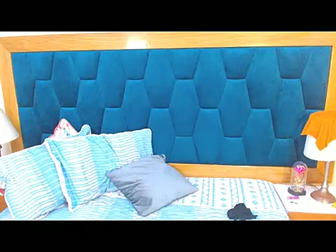 Snapshot of morrigan_luxus2 chatting on 12/14/25, 11:31 morrigan luxus2 online show from 12/14/25, 11:31