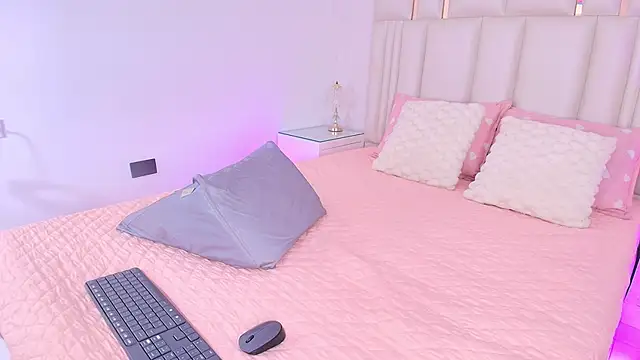 alanarose18 online show from 04/25/26, 07:22