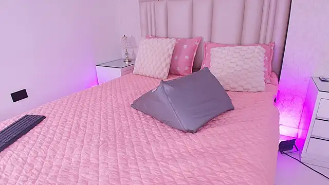 alanarose18 online show from 04/26/26, 07:22