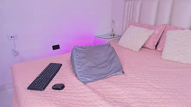 alanarose18 online show from 04/28/26, 07:19