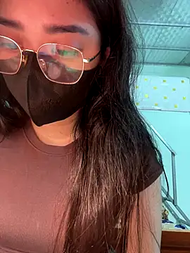 Snapshot of Lynn-122 chatting on 11/13/25, 12:20 Lynn-122 online show from 11/13/25, 12:20