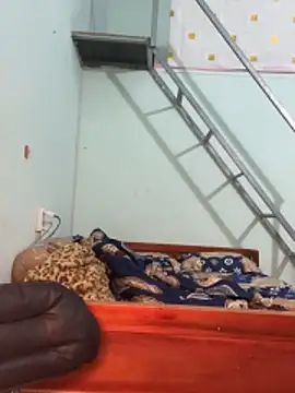 Snapshot of Lynn-122 chatting on 11/18/25, 04:17 Lynn-122 online show from 11/18/25, 04:17