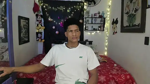 Snapshot of JUANBIGCOCK21CM chatting on 12/18/25, 09:21 JUANBIGCOCK21CM online show from 12/18/25, 09:21