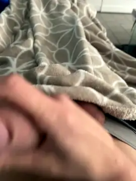 Snapshot of groschibre40100 chatting on 12/17/25, 01:17 groschibre40100 online show from 12/17/25, 01:17