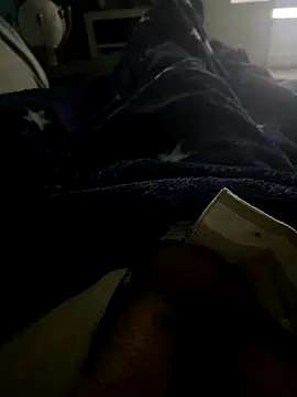 Snapshot of groschibre40100 chatting on 12/21/25, 11:01 groschibre40100 online show from 12/21/25, 11:01