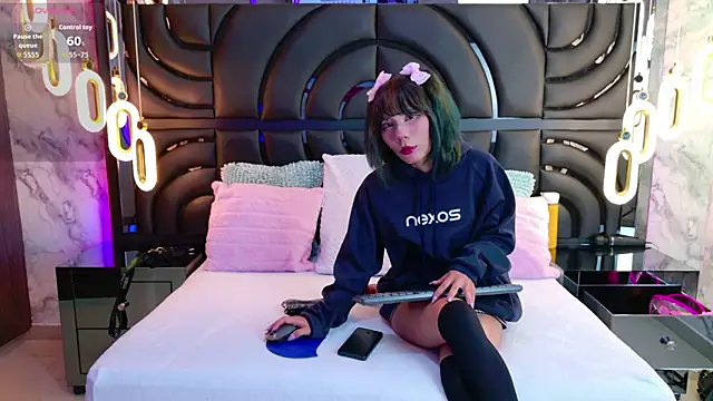 Snapshot of BunnySexyy18 chatting on 12/15/25, 07:18 BunnySexyy18 online show from 12/15/25, 07:18