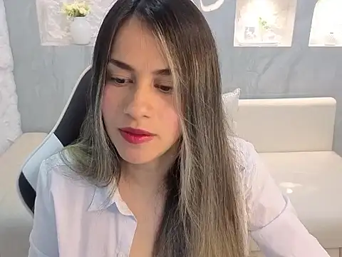 Snapshot of Liat_White_Tx chatting on 11/17/25, 01:17 Liat White Tx online show from 11/17/25, 01:17