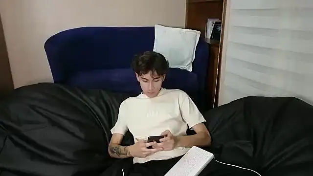 Snapshot of Derekswan chatting on 11/11/25, 02:00 Derekswan online show from 11/11/25, 02:00