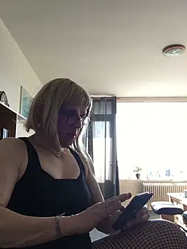 Snapshot of simone_xdressing chatting on 03/09/25, 10:08 simone xdressing online show from 03/09/25, 10:08