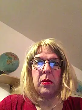 Snapshot of simone_xdressing chatting on 11/02/25, 01:30 simone xdressing online show from 11/02/25, 01:30