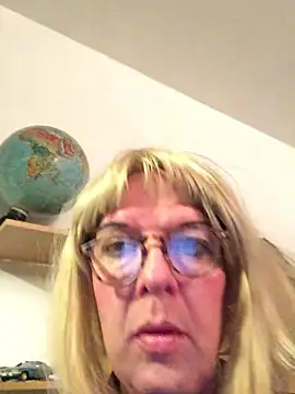 Snapshot of simone_xdressing chatting on 11/10/25, 12:42 simone xdressing online show from 11/10/25, 12:42