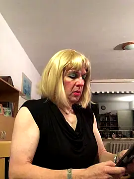 Snapshot of simone_xdressing chatting on 11/17/25, 01:11 simone xdressing online show from 11/17/25, 01:11