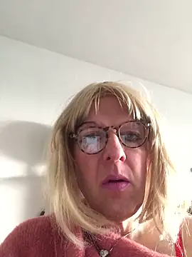 Snapshot of simone_xdressing chatting on 12/21/25, 02:13 simone xdressing online show from 12/21/25, 02:13