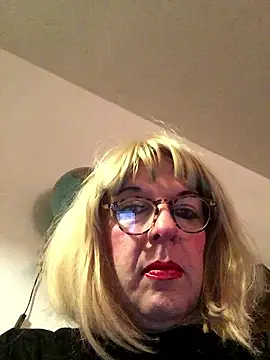 Snapshot of simone_xdressing chatting on 01/18/26, 01:20 simone xdressing online show from 01/18/26, 01:20