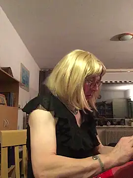 Snapshot of simone_xdressing chatting on 01/18/26, 07:50 simone xdressing online show from 01/18/26, 07:50