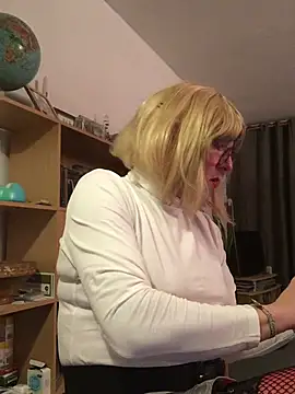 Snapshot of simone_xdressing chatting on 02/08/26, 12:36 simone xdressing online show from 02/08/26, 12:36