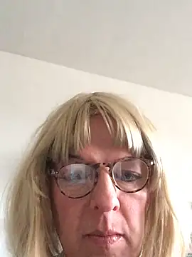 Snapshot of simone_xdressing chatting on 02/15/26, 03:20 simone xdressing online show from 02/15/26, 03:20