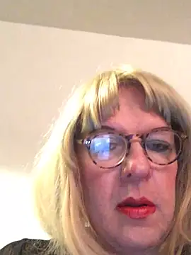 Snapshot of simone_xdressing chatting on 02/25/26, 12:31 simone xdressing online show from 02/25/26, 12:31