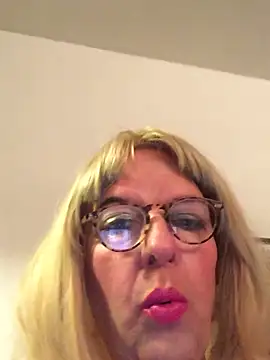 Snapshot of simone_xdressing chatting on 03/18/26, 12:47 simone xdressing online show from 03/18/26, 12:47