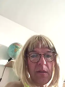 Snapshot of simone_xdressing chatting on 03/22/26, 03:37 simone xdressing online show from 03/22/26, 03:37