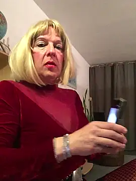 Snapshot of simone_xdressing chatting on 03/25/26, 12:49 simone xdressing online show from 03/25/26, 12:49