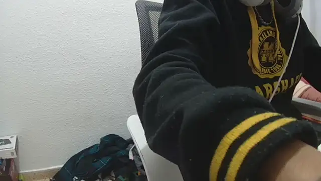 Snapshot of Calavera2001 chatting on 12/21/25, 04:03 Calavera2001 online show from 12/21/25, 04:03