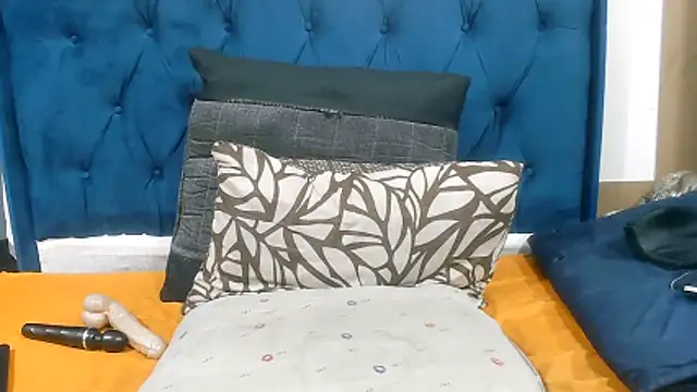 Snapshot of DarkCherryx chatting on 12/19/25, 05:31 DarkCherryx online show from 12/19/25, 05:31