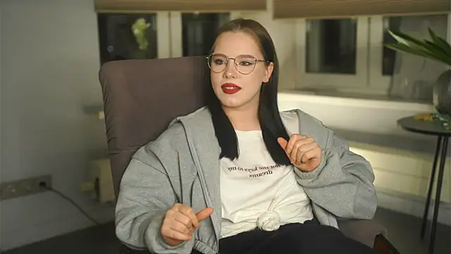 Snapshot of CrystaSvendsen chatting on 11/11/25, 12:49 CrystaSvendsen online show from 11/11/25, 12:49